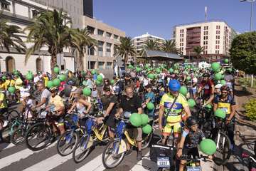 Miles de personas celebran la Fiesta de la Bici en su retorno a las calles de la capital/Aday Cáceres.